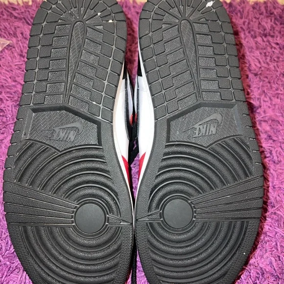 Jordan 1 Retro High
Satin Snake  (Women's) Sz8 (comes with 2 sets of laces) - Picture 6 of 6